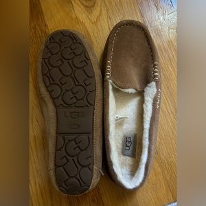 Women’s ugg Ansley slipper.